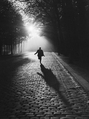 Sabine Weiss, L’homme qui court, Paris, 1953 © Sabine Weiss